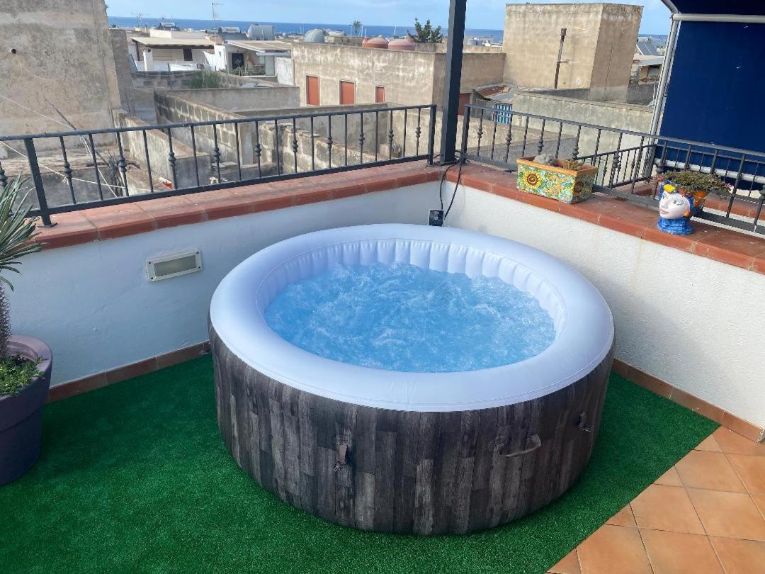 Apartment With Terraces And Private Jacuzzi - San Vito 400M From Beach San Vito Lo Capo Bagian luar foto